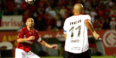 Zagueiro marca no fim e Inter vence a 1ª contra campeões
