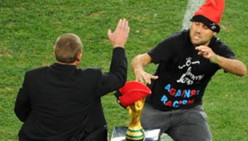 Invasor quase pega taça pouco antes da final