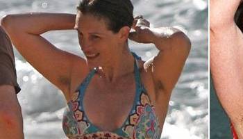 Julia Roberts mostra axilas sem depilação em praia