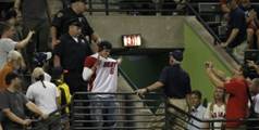 Torcedor com camisa de LeBron é expulso de jogo de beisebol