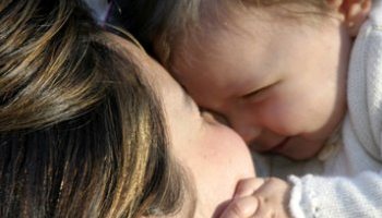 Voz de mãe conforta tanto quanto abraço, diz pesquisa