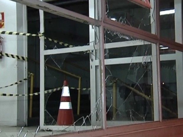 Diversas janelas ficaram danificadas (Foto: Reprodução / TV Tem)