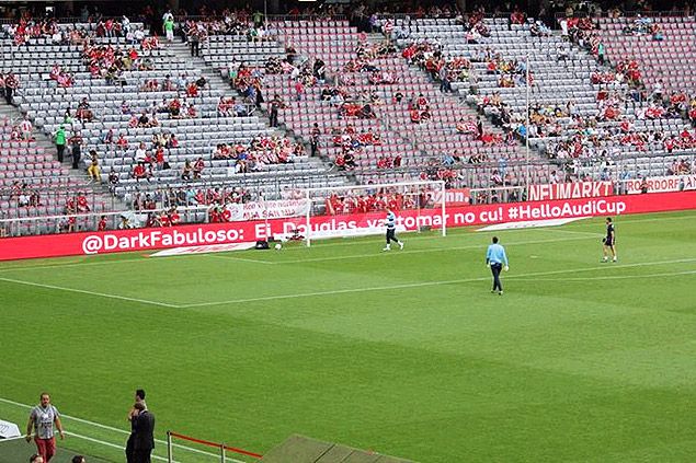 Placa de publicidade da Allianz Arena reproduz ofensa a Douglas enviada pelo Twitter. Reprodução/Twitter/@darkfabuloso	