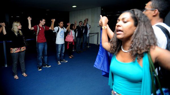 Estudantes durante manifestação no Congresso pela aprovação das cotas (Agência Brasil)