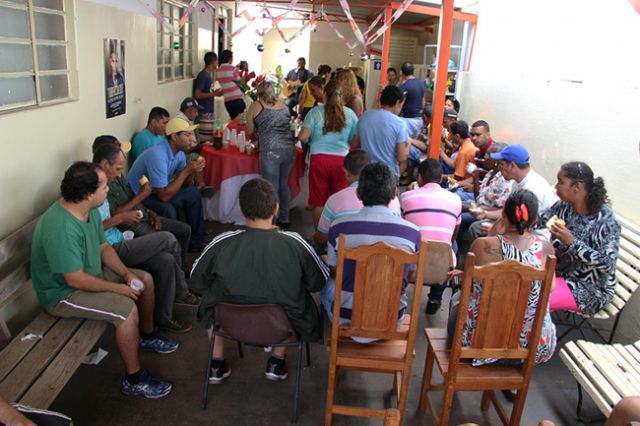 Confraternização de Natal do Centro de Atenção Psicossocial I (CAPS I Regional e Saúde Mental), na manhã desta quarta-feira (14) com a dupla Marcos Tozzi e Luciano. Foto: Divulgação/Prefeitura