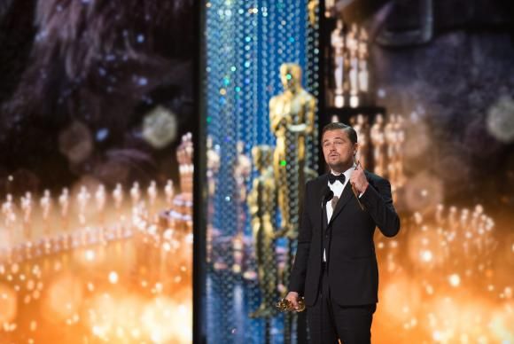 Leonardo Di Caprio recebe o prêmio de melhor ator no Oscar 2016 / Agência Lusa