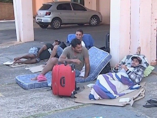 Operários tiveram de dormir na rua em Pereira Barreto (Foto: Reprodução/ TV TEM)