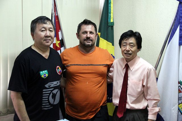 Jamil recebe visita do sensei da equipe de karatê de Andradina, Clodoaldo Zanon e do auxiliar técnico, Milton Sakamoto . Foto: Divulgação/Prefeitura