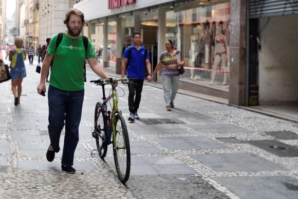 O diretor da Associação de Ciclistas Urbanos de São Paulo, Daniel Guth, defende o desestímulo ao uso do carro na cidade Mariana Gil/ WRI Brasil EMBARQ Brasil