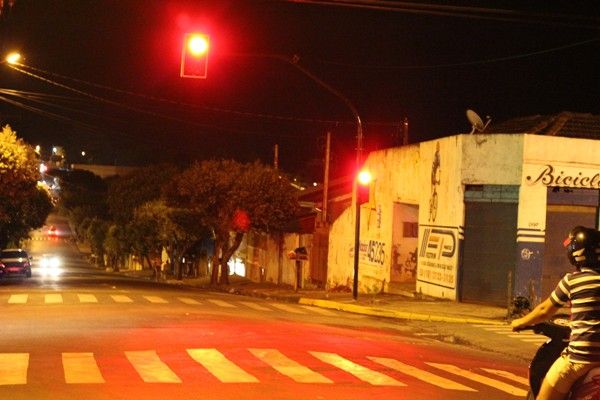 Semáforo começa a funcionar em cruzamento na Vila Mineira em Andradina Foto: Fabiano Marinho