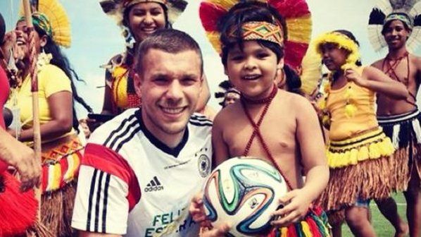 No litoral baiano, Lukas Podolski brincou com comunidade indígena durante a Copa (Reprodução/Instagram)