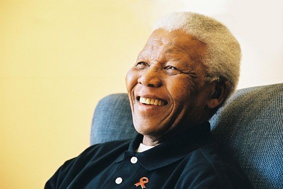 Nelson Mandela em foto de 2004. O broche usado por ele é uma referência a seu ativismo ligado à prevenção do vírus HIV. (Foto: Nelson Mandela Centre of Memory) 