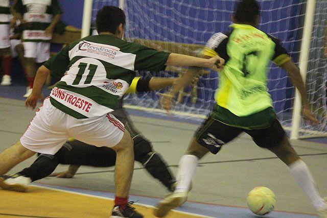 União Bandeirantes (verde limão) conseguiu sua 4ª vitória no campeonato contra o Benfica/J.C Previdência, nesta última sexta-feira. Foto: Fabiano Marinho / Andravirtual 