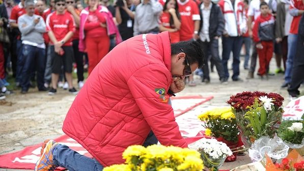 Torcedores do Internacional deixam flores em memória de Fernandão ao redor do estádio Beira-Rio (MARCELO OLIVEIRA/Agência RBS/ESTADÃO CONTEÚDO)