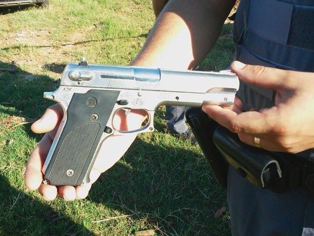 Arma de brinquedo é uma réplica de original (Foto: Divulgação/Polícia Militar)