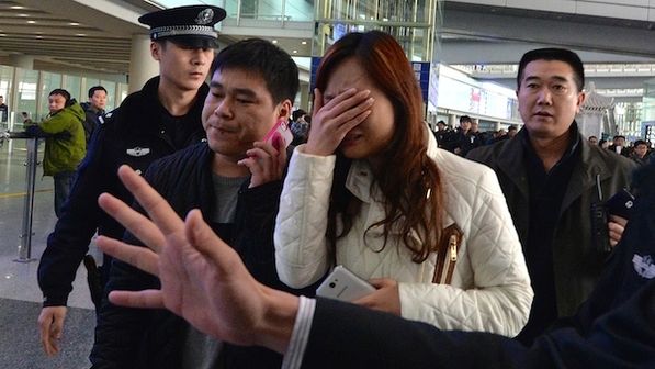 Busca por passageiros do voo da Malaysia Airlines deixa familiares aflitos no Aeroporto de Pequim (Mark Ralston/AFP)