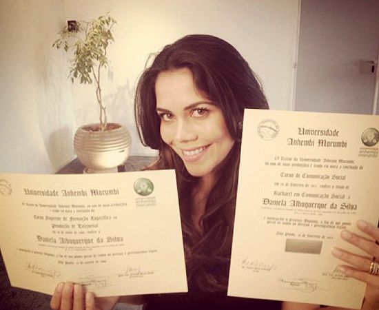 Daniela Albuquerque exibe diploma e dá aula de português no Twitter - Reprodução/Instagram/daniredetv