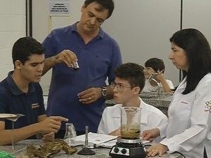 Leandro Gomes Rasteli, no centro, estuda inseticida contra o mosquito (Foto: Reprodução/TV TEM)