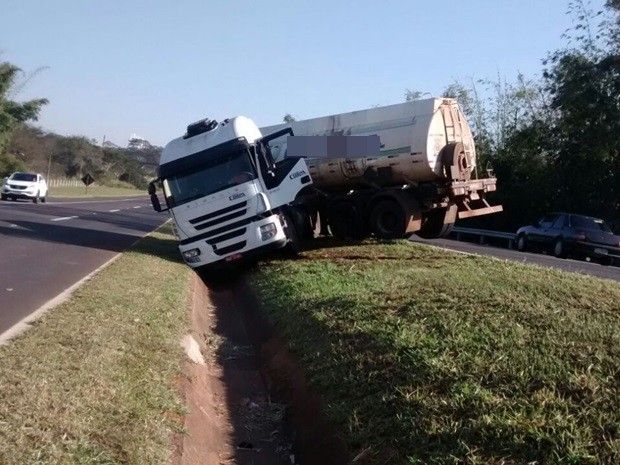 Veículo usado para transporte de combustível não estava carregado. (Foto: Divulgação / Polícia Rodoviária)