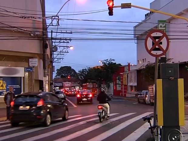 Veículos não estão respeitando sinalização em Araçatuba (Foto: Reprodução / TV TEM )