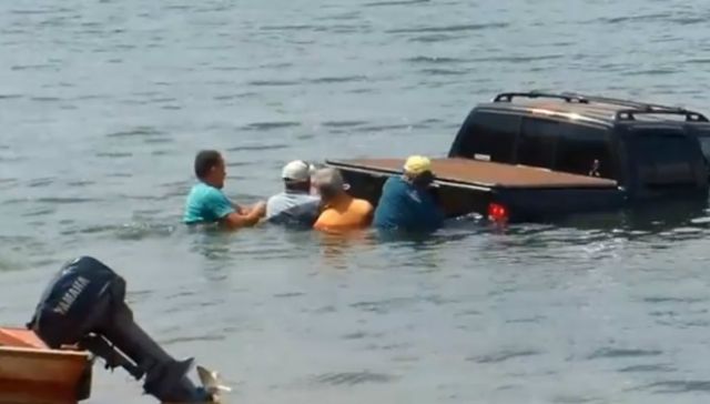 No Jupiá, motorista de S-10 faz manobras arriscada e vai parar dentro do Paranazão - Após série de manobras perigosas, condutor perdeu controle do veículo e acabou dentro do Rio Paraná (Foto: Reprodução) No Jupiá, motorista de S-10 faz manobras arriscada e vai parar dentro do Paranazão - Após série de manobras perigosas, condutor perdeu controle do veículo e acabou dentro do Rio Paraná (Foto: Reprodução)