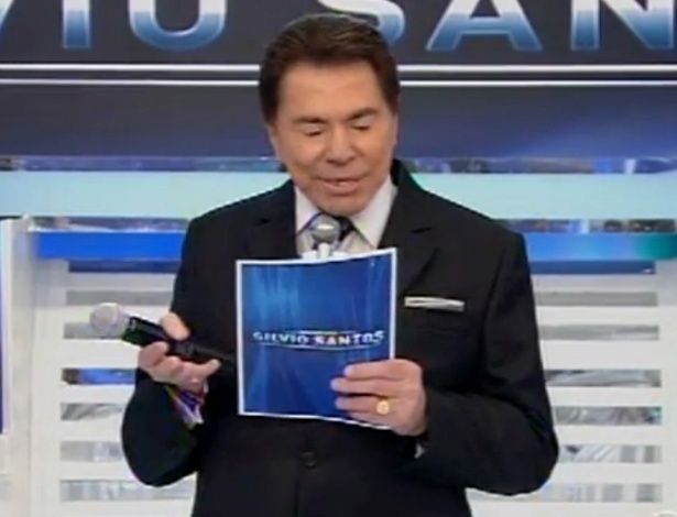 Silvio Santos apresenta programa com dente quebrado