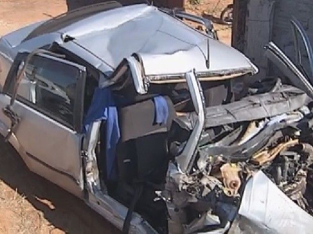 Carro em que as vítimas estavam ficou destruído (Foto: Reprodução/ TV TEM)