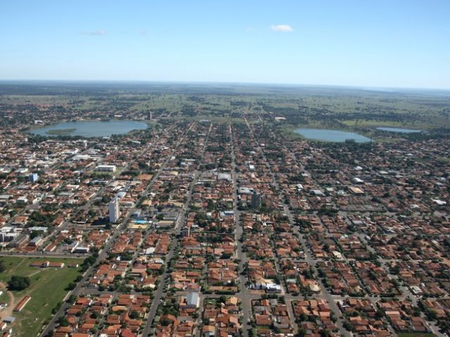 Vista aérea de Três Lagoas, com as lagoas que dão nome à cidade ao fundo: plano diretor em revisão. Foto: Divulgação