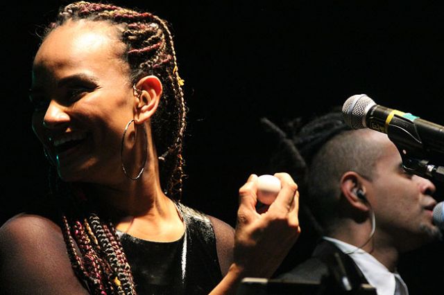 Luciana Mello e Jair Oliveira trazem a alegria do samba para Andradina - Show movimentou público em Andradina. Foto: Fabiano Marinho / Andravirtual Luciana Mello e Jair Oliveira trazem a alegria do samba para Andradina - Show movimentou público em Andradina. Foto: Fabiano Marinho / Andravirtual