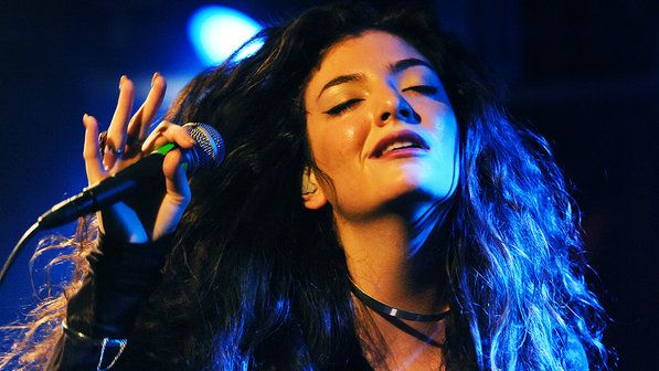 A cantora Lorde durante show em Londres (Joseph Okpako/Redferns/Getty Images)/VEJA)