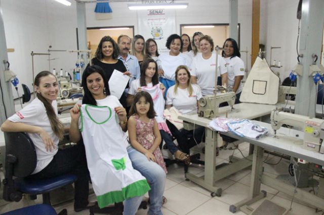 Governo de Andradina participa da conclusão do curso de mais uma turma das aulas de Costura em máquina reta e overloque industrial. Foto: Divulgação/Prefeitura