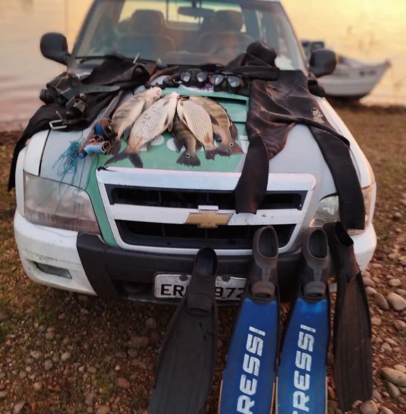 Mergulhadores são multados por praticar pesca em hidrelétrica do interior de SP — Foto: Polícia Militar Ambiental