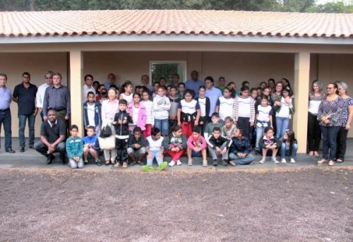 As novas salas de aula atende o ensino integral para alunos do 5º ano, eles ainda plantaram 03 ipês para marcar a cerimônia. Foto: Divulgação/Prefeitura