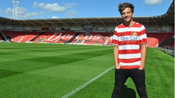 Louis Tomlinson do One Direction com a camisa do Doncaster Rovers, da segunda divisão da Inglaterra (Divulgação)