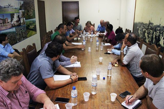Tamiko com representantes de usinas sucroalcooleiras que atuam no município definem trabalho em conjunto. Foto: Divulgação/Prefeitura