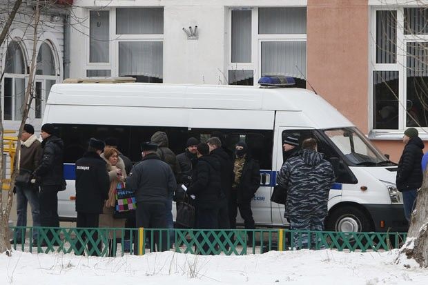 Policiais e autoridades em frente à escola onde ocorreu tiroteio nesta segunda-feira (3), na periferia de Moscou, na Rússia (Foto: Maxim Shemetov/Reuters)