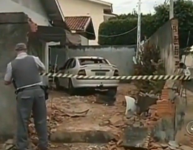 Condutor perde o controle e invade casa em Araçatuba, SP (Foto: Divulgação / Tv Tem)