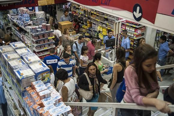 Em novembro, vendas do comércio cresceram 2%, mas no acumulado do ano a queda no faturamento é de 6,4%. Foto:Marcelo Camargo/Agência Brasil 