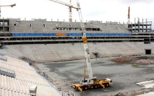 O guindaste responsável pela colocação dos módulos da estrutura metálica da cobertura do prédio leste. O nono, e último módulo do setor, será colocado neste mês.. Foto: Odebrecht