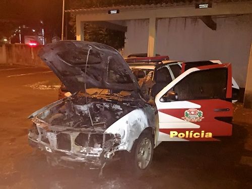 A frente do veículo ficou completamente destruída; dois suspeitos foram perseguidos por policias. Foto: Polícia Civil/Divulgação 
