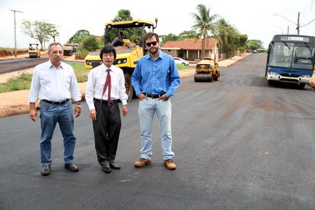 Jamil acompanha avanço do asfalto no bairro que vem ganhando um novo cenário, onde os moradores podem desfrutar de uma maior infraestrutura. Foto: Divulgação/Prefeitura