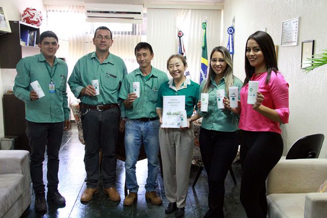 Campanha ‘Adote um copo’ distribui duzentas unidades nos departamentos internos da Prefeitura. Foto: Divulgação/Prefeitura