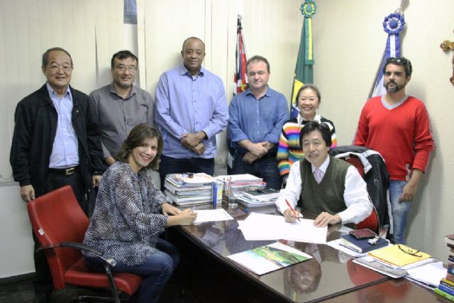 Prefeito Jamil e equipe de Governo com representante da Camenor e do Legislativo durante assinatura de convênio para reforço escolar . Foto: Divulgação/Prefeitura