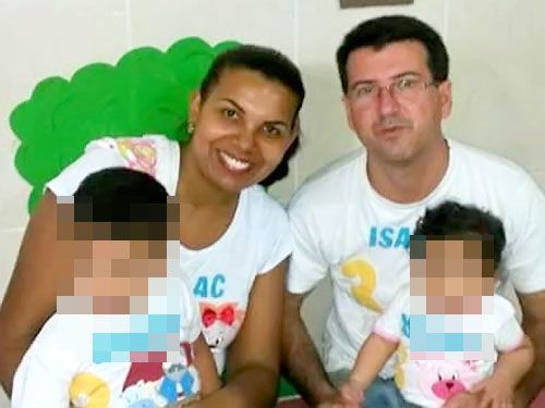 Alessandra Tavares dos Santos e José Ricardo Nunes de Souza com dois dos filhos do casal. Foto: Facebook/Divulgação