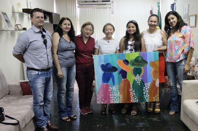 Tamiko recebe tela de aluna do Projeto “Talentos” da Emef Josepha. Foto: Divulgação/Prefeitura