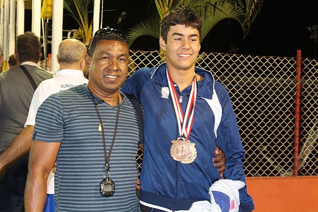 Treinador careca e Victor após conquista em Mococa. Foto: Divulgação