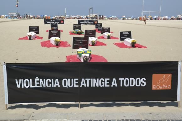 Rio de Janeiro - Manifestação nas areias de Copacabana para denunciar mortes por causas violentas - Foto Vladimir Platonow/Arquivo Agência Brasil