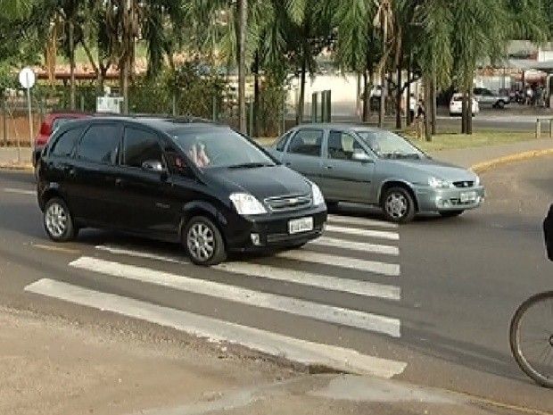 Motoristas param em cima da faixa no sinal vermelho em Araçatuba (Foto: Reprodução / TV Tem)