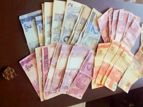 Ao todo a polícia apreendeu mais de R$ 800 em notas diversas; o homem tentou fugir, mas foi detido. Foto: Divulgação