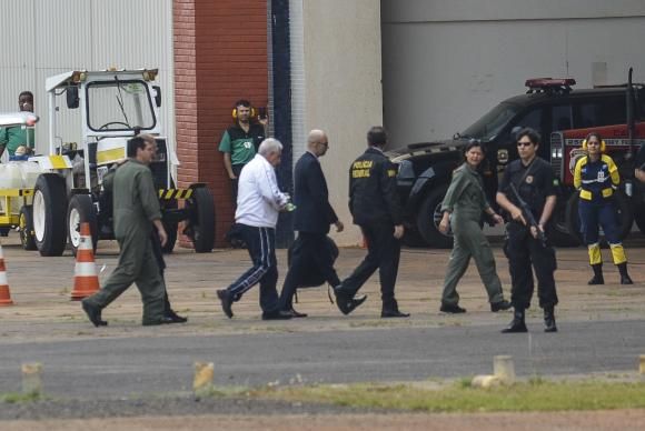 O ex-diretor do Banco do Brasil Henrique Pizzolato desembarca em Brasília, onde cumprirá pena (José Cruz/Agência Brasil)José Cruz/Agência Brasil